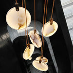 suspension lumineuse moderne marbre blanc gris doré clips métalliques câbles dorés salon chambre