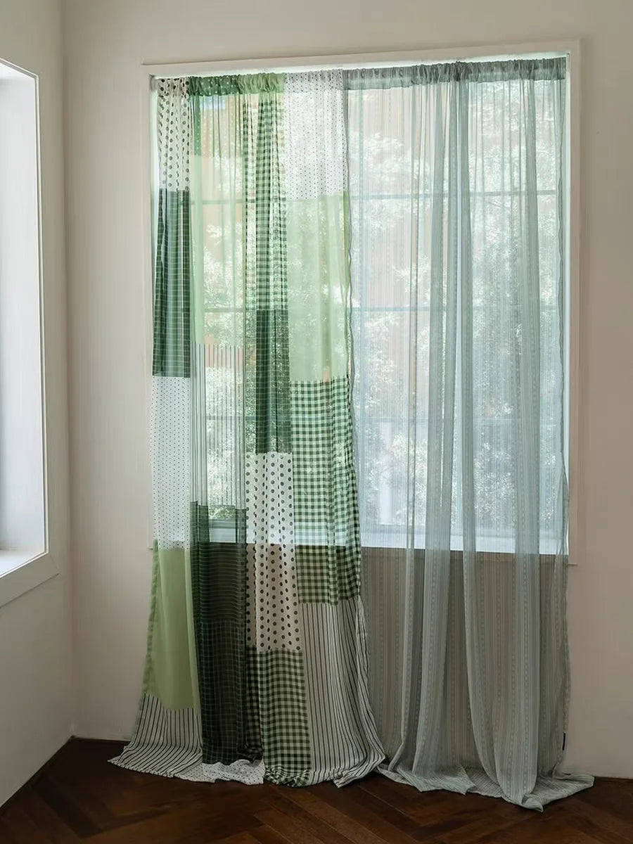 rideau patchwork semi transparent vert nuances bohème textures variées tringle inclusion porte fenêtre bois