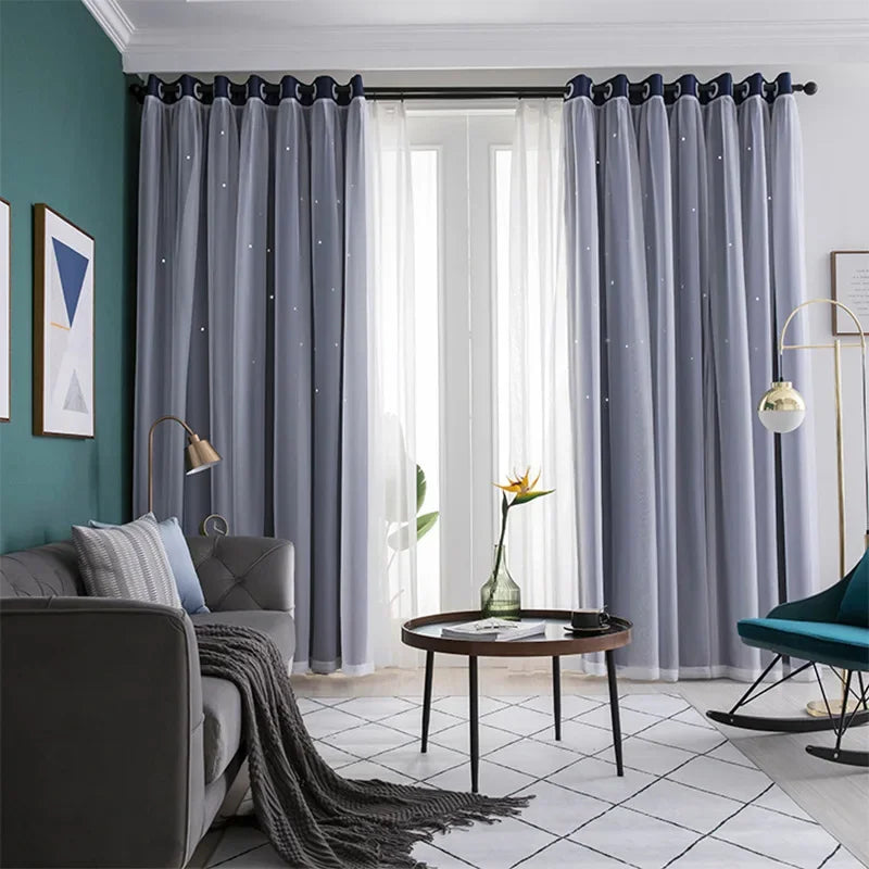 Rideau occultant double couche avec motif étoilé ajouré dans un salon élégant