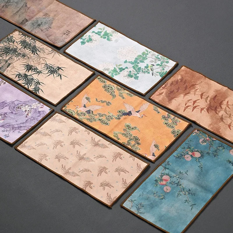 tapis table serviettes motifs floraux abstraits couleurs variées traditionnel salon thé