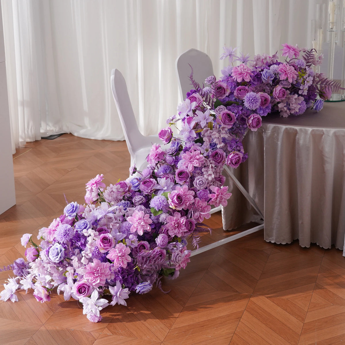 décoration événement mariage romantique fleurs roses artificielles feuilles sombres cascade fixée structure métallique
