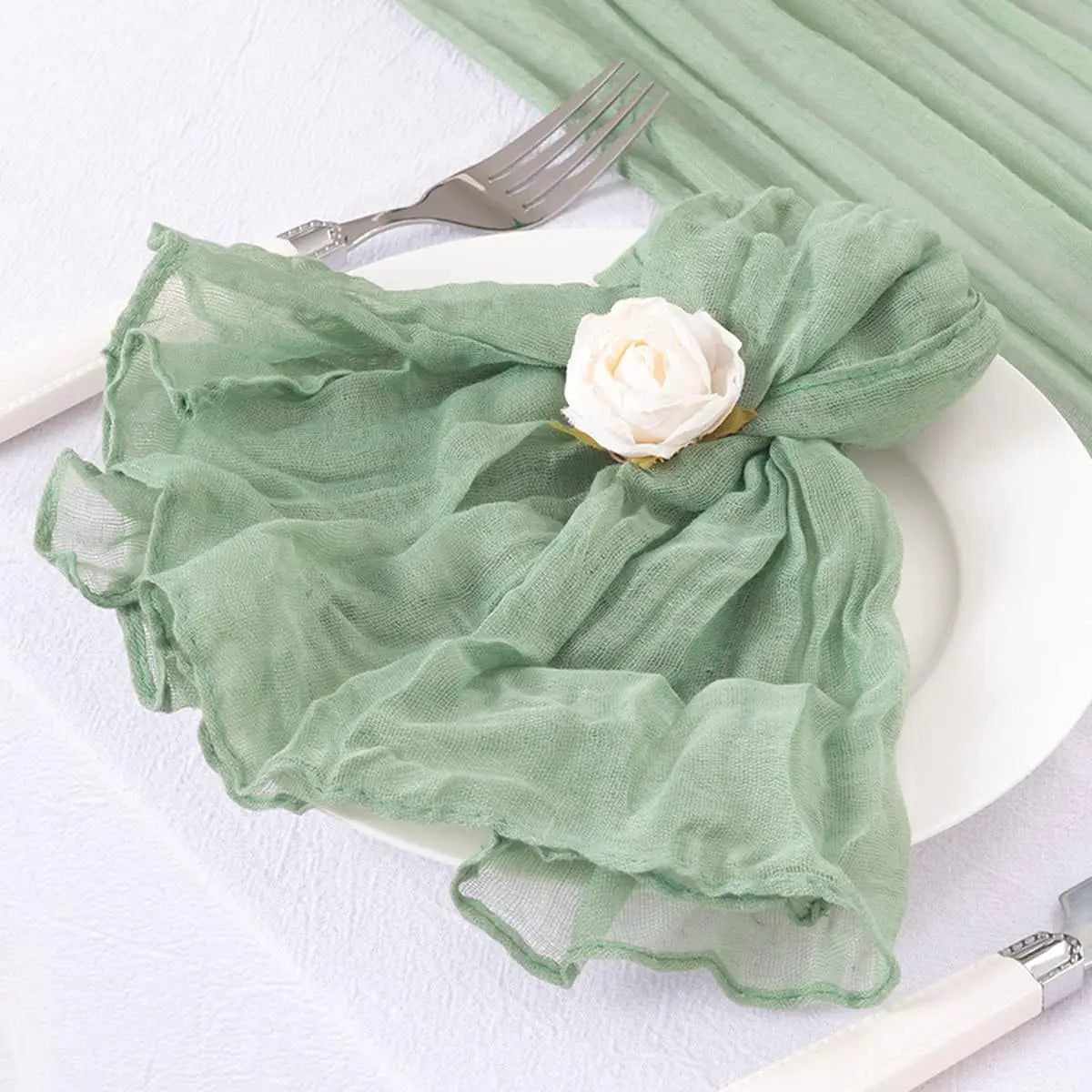 serviettes crêpe vert pastel serviettes table mariage classiques anneaux métalliques fleurs artificiellesétalesétales