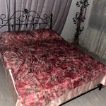 couverture lit floral rose violet marron semi transparent satinée décoration romantique oreillers assortis aspect