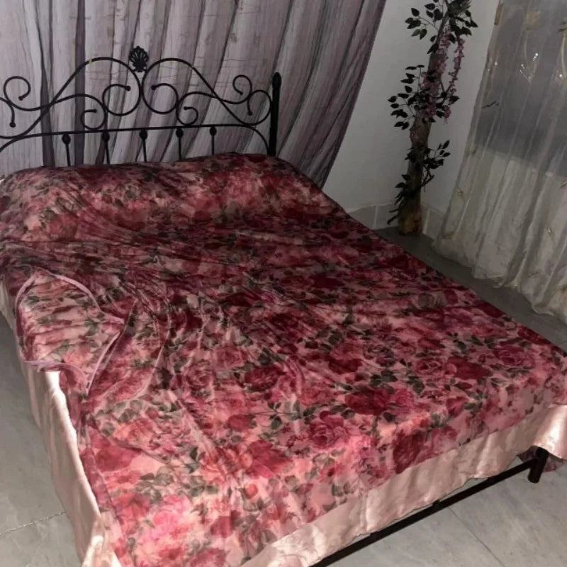 couverture lit floral rose violet marron semi transparent satinée décoration romantique oreillers assortis aspect