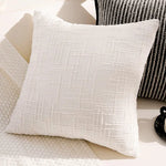 housse coussin décoration moderne motif géométrique brodé noir blanc pompons maison luxe