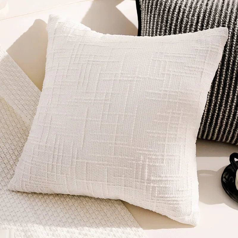 housse coussin décoration moderne motif géométrique brodé noir blanc pompons maison luxe