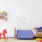 sticker mural empreintes mains couleur vives décoration enfantine chambre adhésif réversible dimension 35x25cm