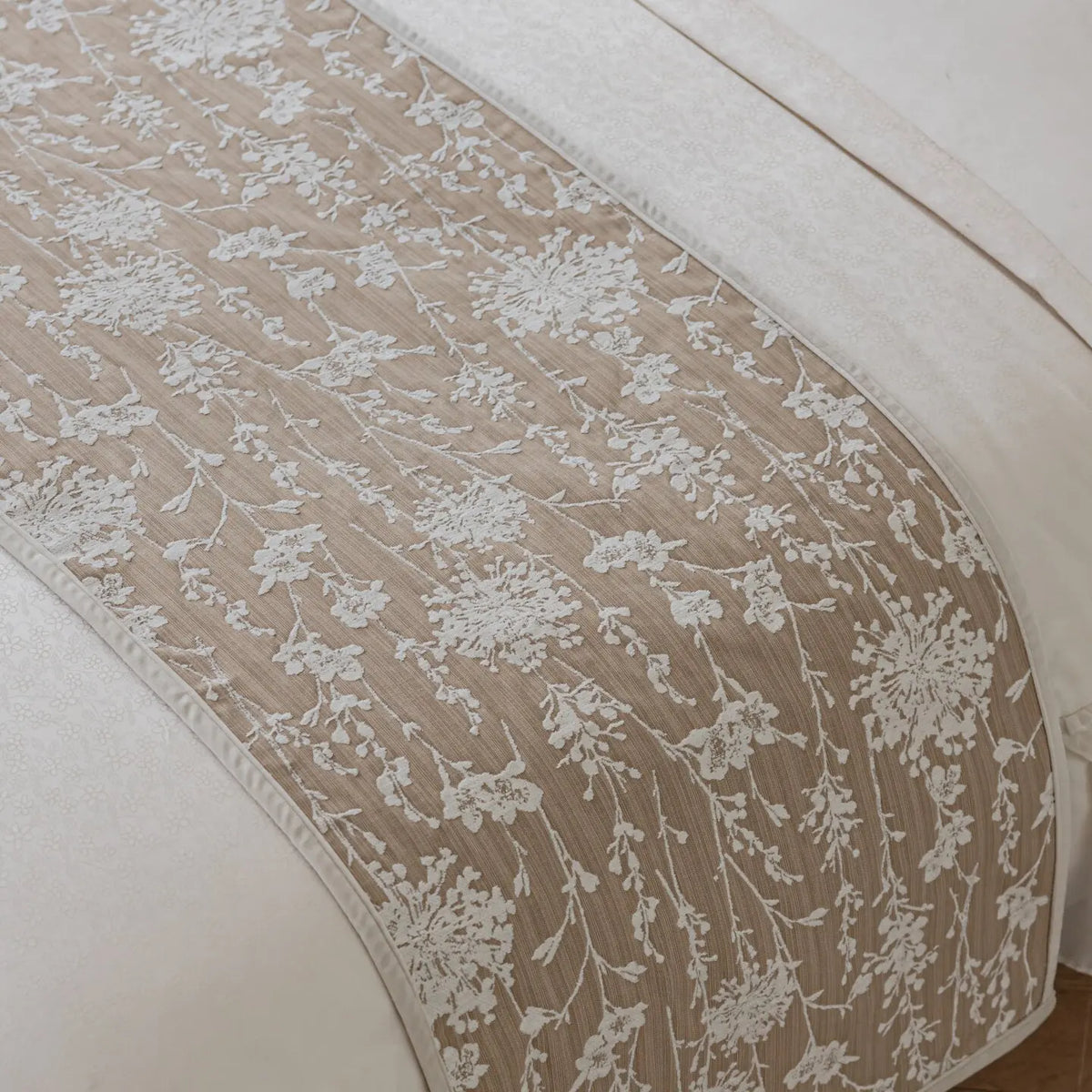 couvre lit jacquard motif floral beige classique décoration maison ornements textiles fixations