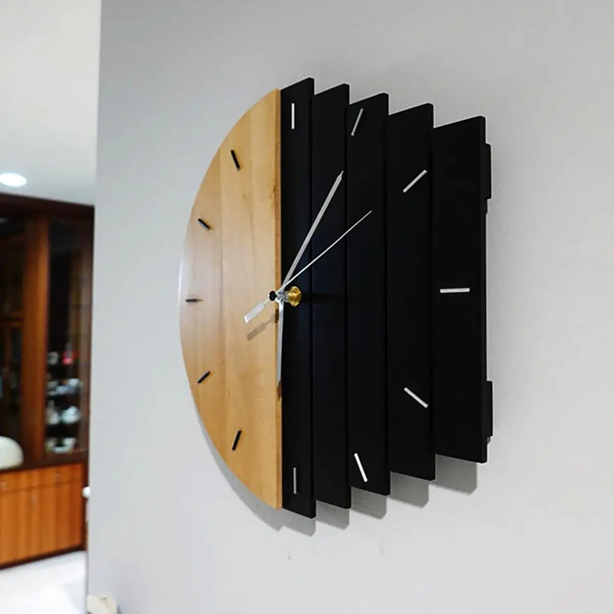 horloge murale bois abstraite moderne visage unique fixations sans tic tac
