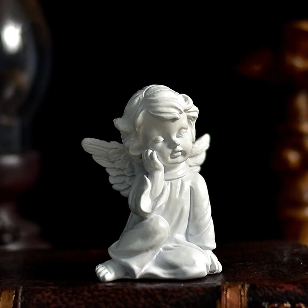 statue ange enfant triste sculpture résine détaillée plumes livres dorés fleurs bleues vintage