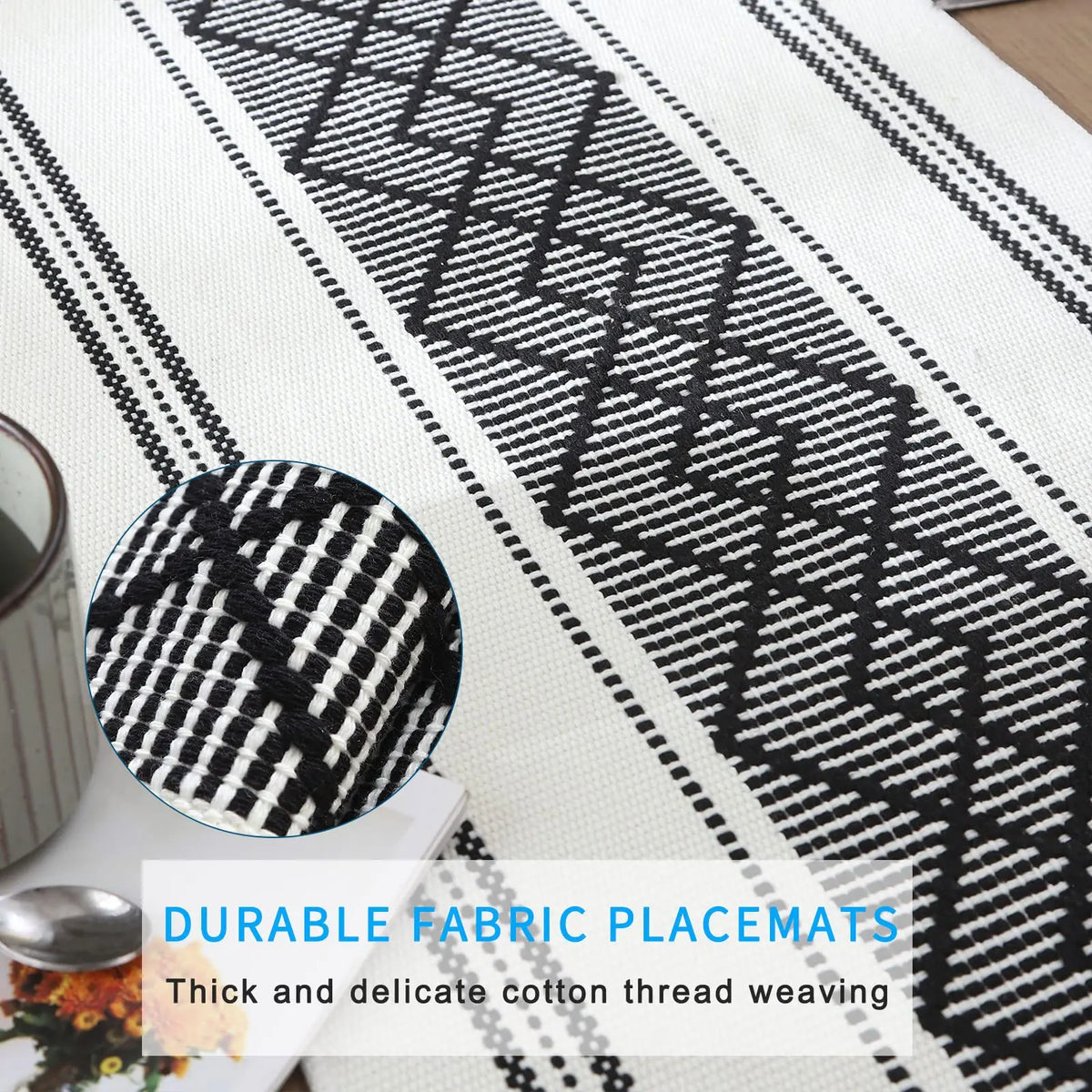 tapis table moderne rayures noires blanc bordure élégante assiettes couverts blancs