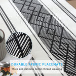 tapis table moderne rayures noires blanc bordure élégante assiettes couverts blancs