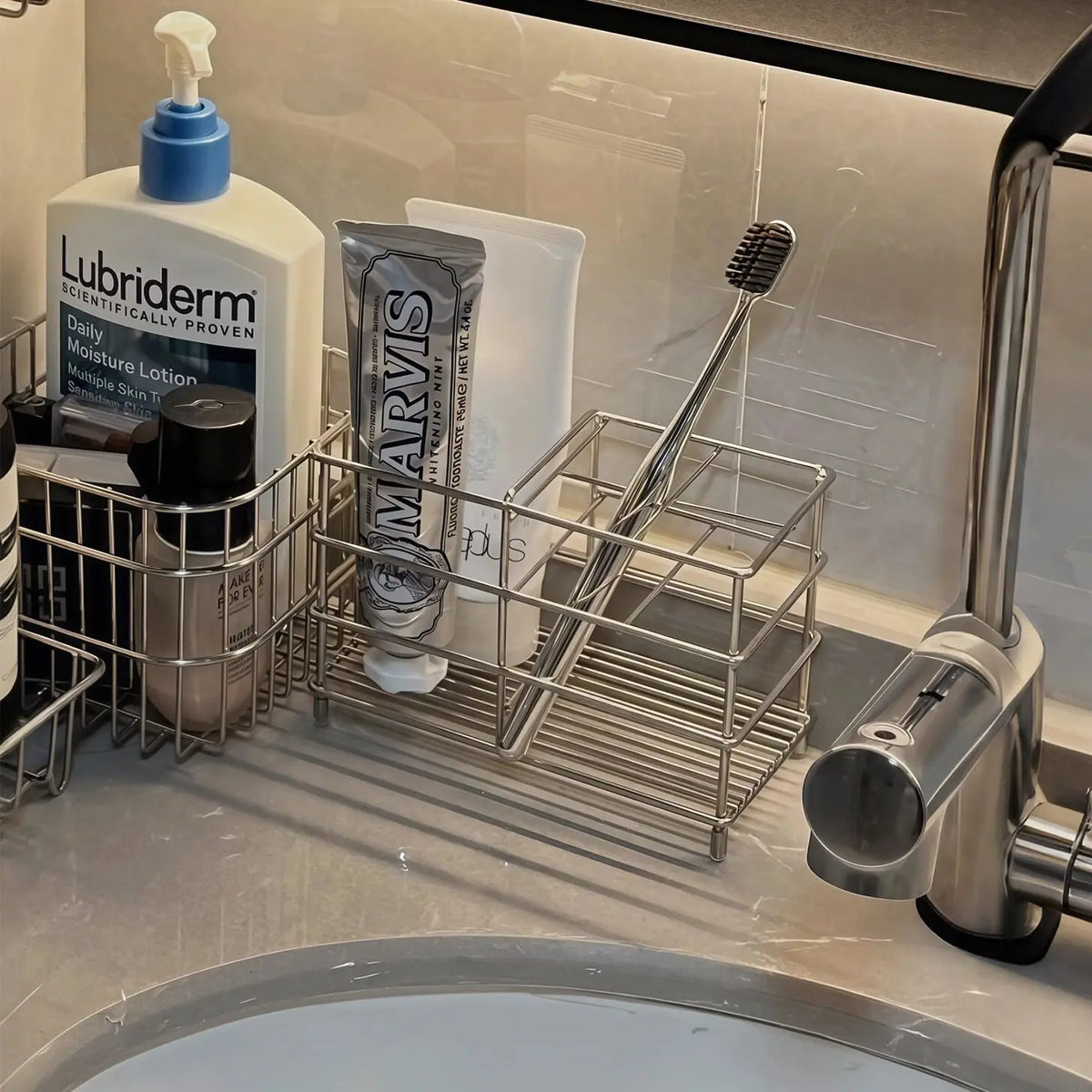 accessoires salle bain moderne noir blanc rangement cosmétiques support mural brosse dents gel douche