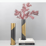 vase decoratif moderne noir doré geometrique arrangement fleurs table minimalistebranches feuilles rougeOpaque matelasse