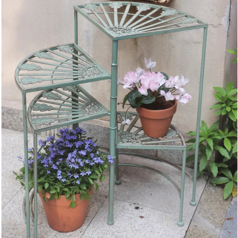 étagère plante métal rotative vintage trois niveaux vert pâle motifs floraux feuilles panachéesextérieur