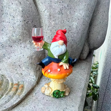 statue gnome assis champignon rouge vêtement vert pantalon bleu barbe blanche verre vin opaque