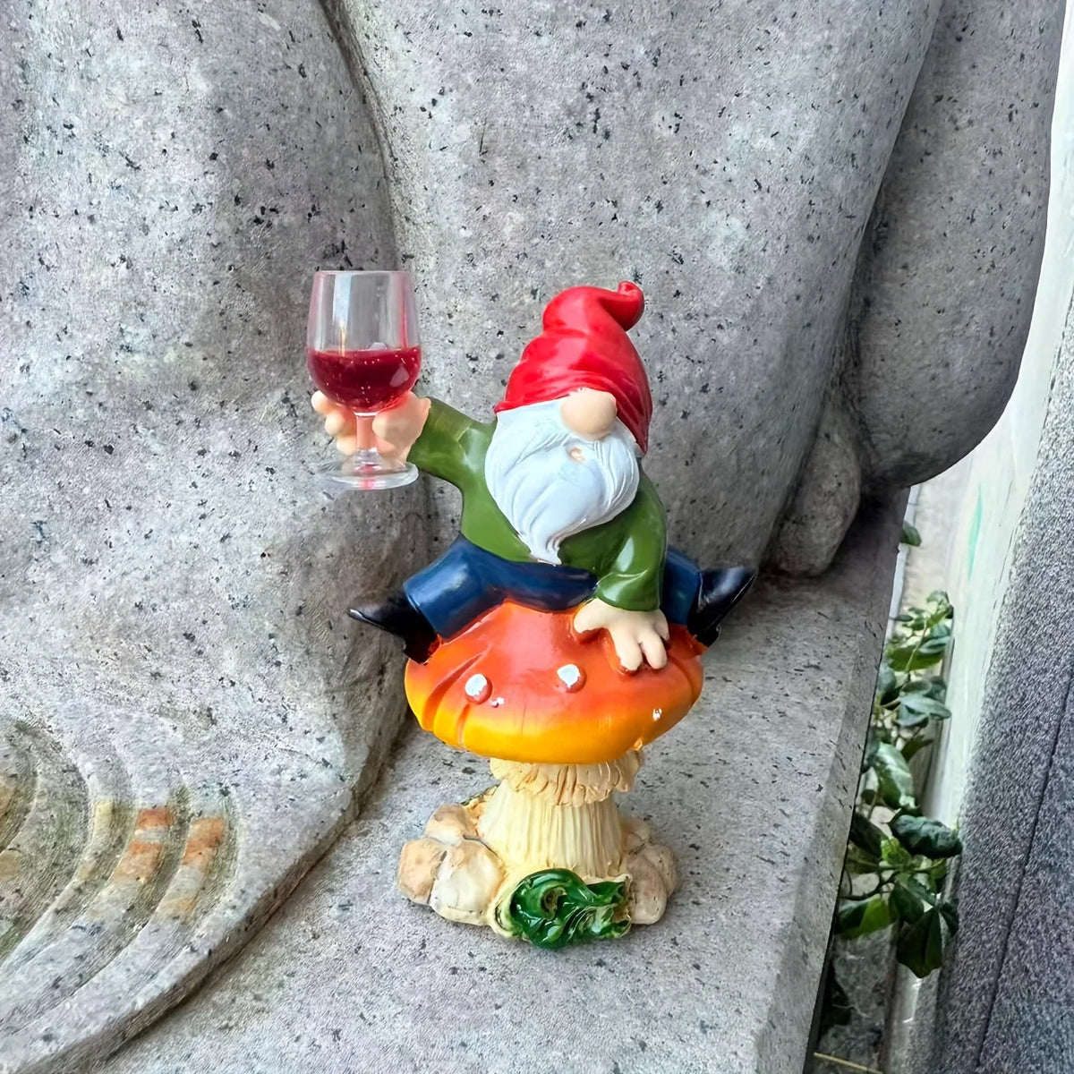 statue gnome assis champignon rouge vêtement vert pantalon bleu barbe blanche verre vin opaque