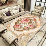 Un magnifique tapis au design floral délicat avec des roses roses sur un fond ivoire, décorant élégamment un salon équipé de canapés et de meubles de style classique.