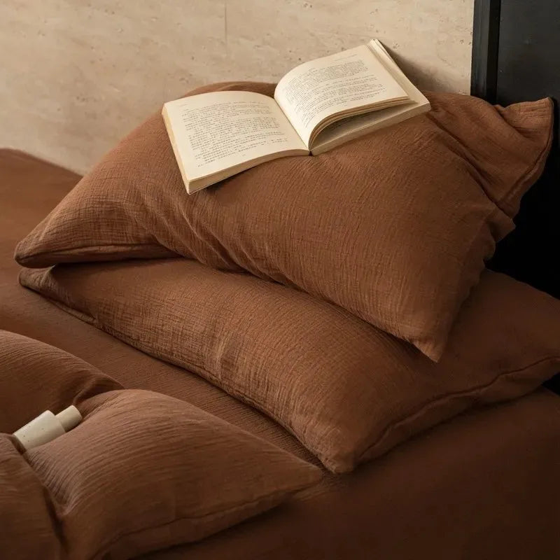Taies d'oreiller assorties à la parure de lit posées sur un oreiller