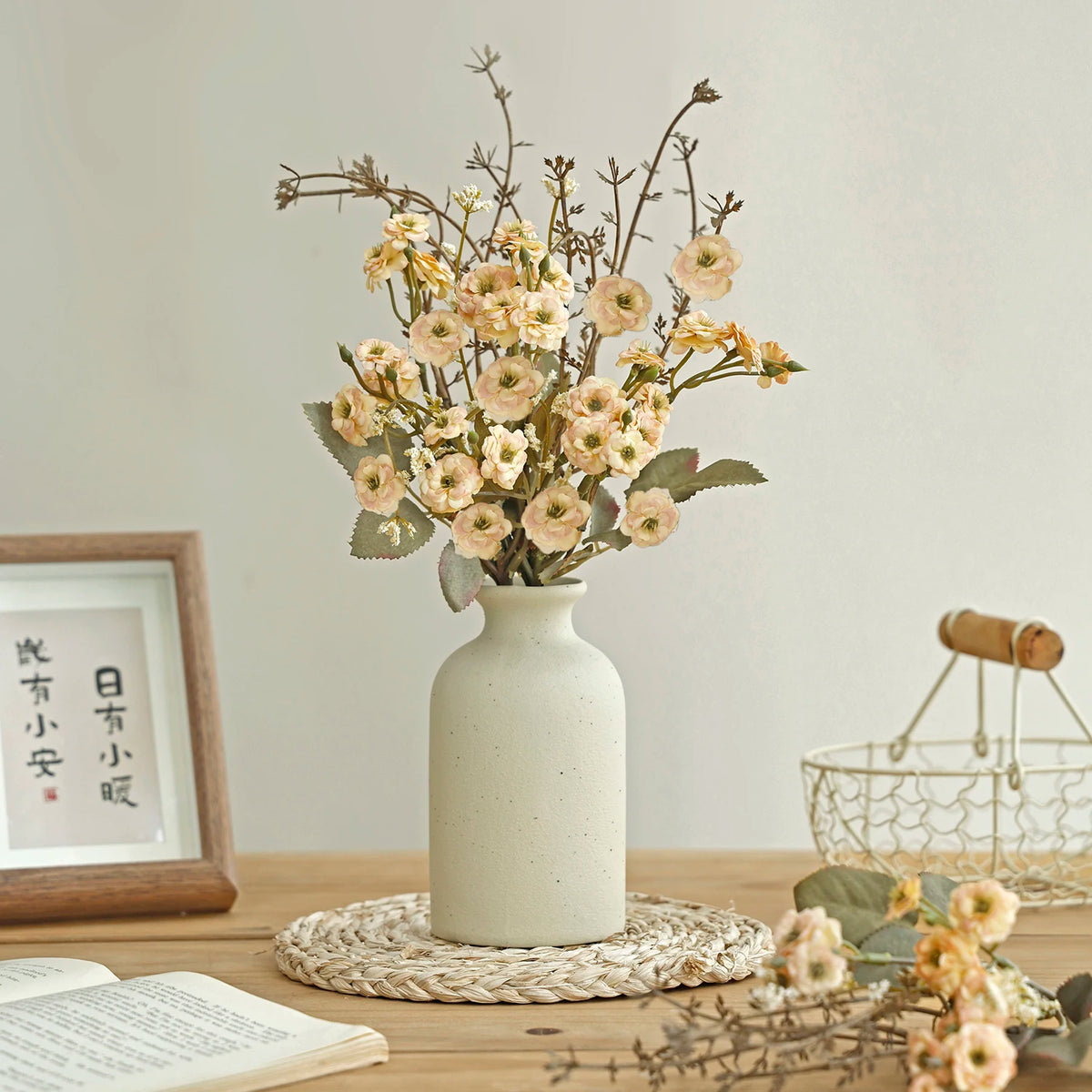 bouquet fleurs artificielles blanc beige vert vase minimaliste naturel decoration interieur