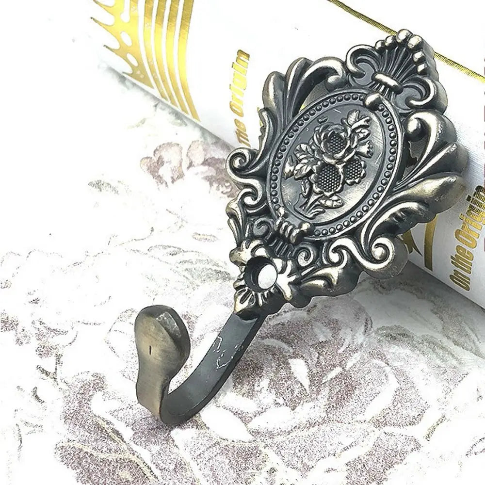 crochet mural vintage baroque orné fleurs noir bronze argent erotique draperies rideaux fixations
