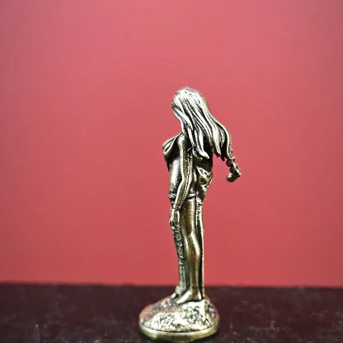 statue femme bronze doré relief détaillé longs cheveux robe drapée classique ornement décoration maison