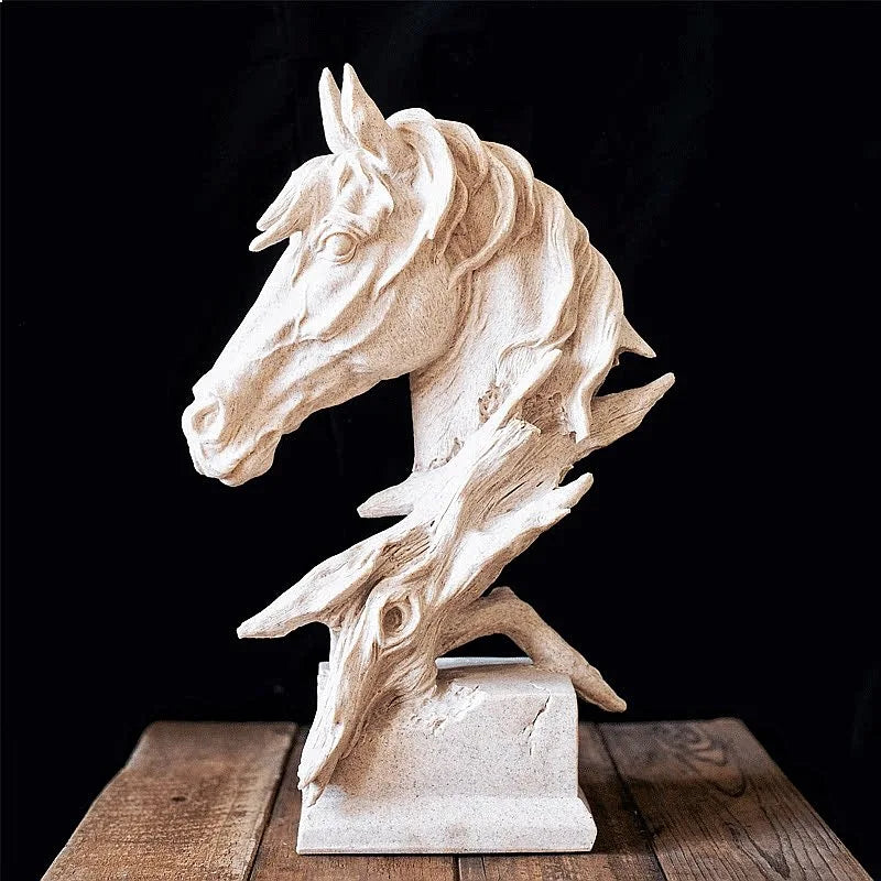 sculpture tête cheval bois texture rugueuse crinière détaillée sablier doré livres anciens fleurs séchées