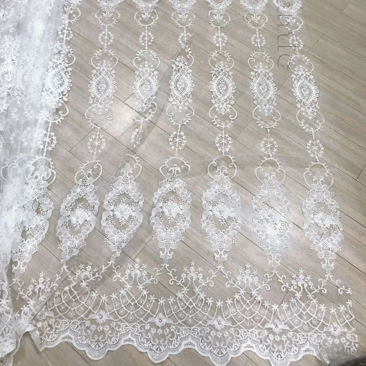 Rideau en tulle blanc perle avec cordon décoratif