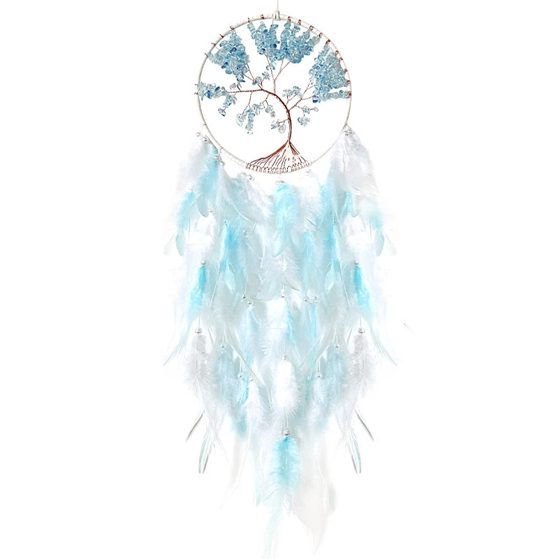 Beau capteur de rêves en forme d'arbre de la vie avec des plumes bleues et blanches suspendues dans un anneau métallique décoratif.