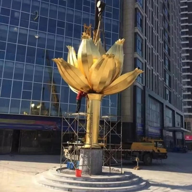 sculpture métal fleur dorée abstraite extérieure art floral argenté moderne