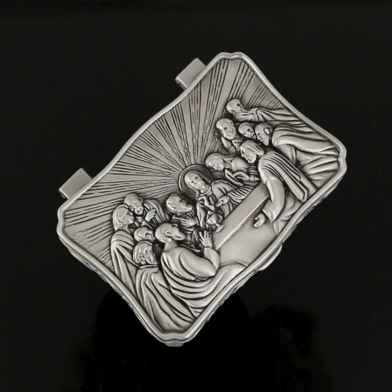 boîte bijoux argentée relief religieux intérieur noir classique orné poignée métallique