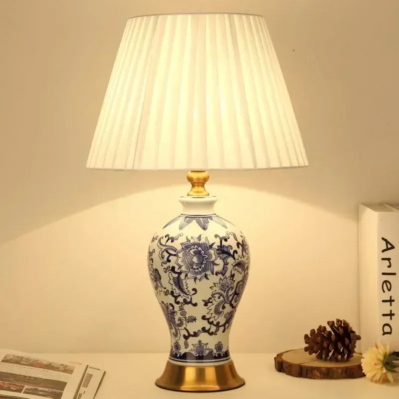 lampe table céramique motifs floraux abat jour plissé base dorée classique blanc bleu vert