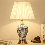 lampe table céramique motifs floraux abat jour plissé base dorée classique blanc bleu vert
