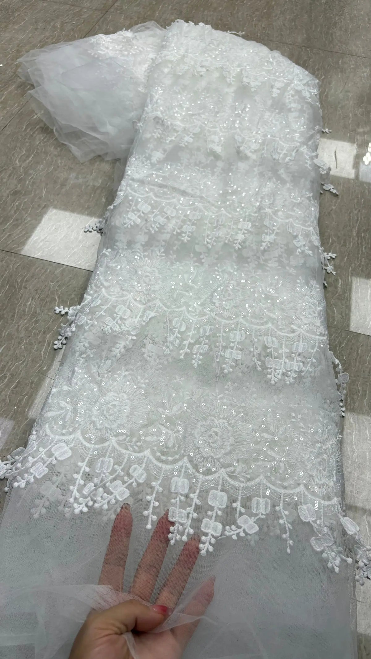 dentelle blanche brodée fleurs motifs floraux tissu coton mariage opaque simple