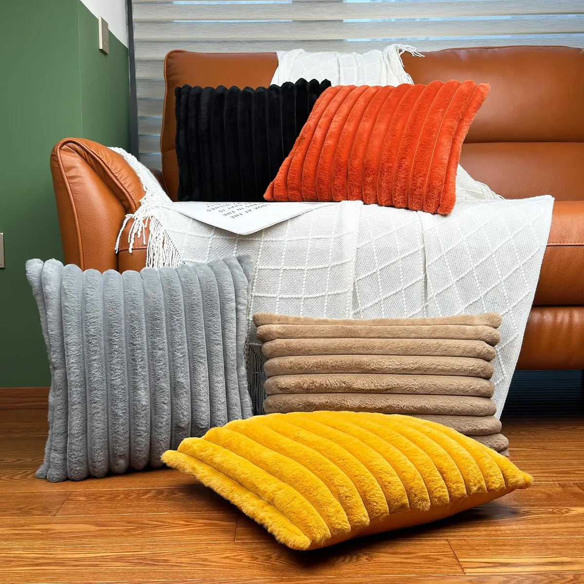 housses coussins décoratifs texturés moderne couleur noir orange beige jaune gris doux pelucheux salon