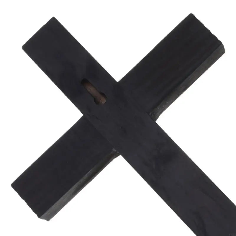 croix religieuse bois aspect rustique noir simple ornement mur decor église maison