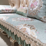 Parure de lit ornée de motifs floraux délicats et de dentelle élégante, créant une atmosphère chaleureuse et raffinée.