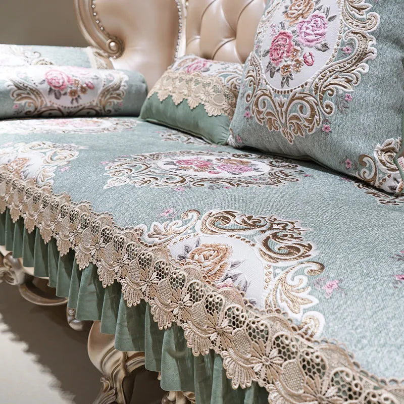 Parure de lit ornée de motifs floraux délicats et de dentelle élégante, créant une atmosphère chaleureuse et raffinée.