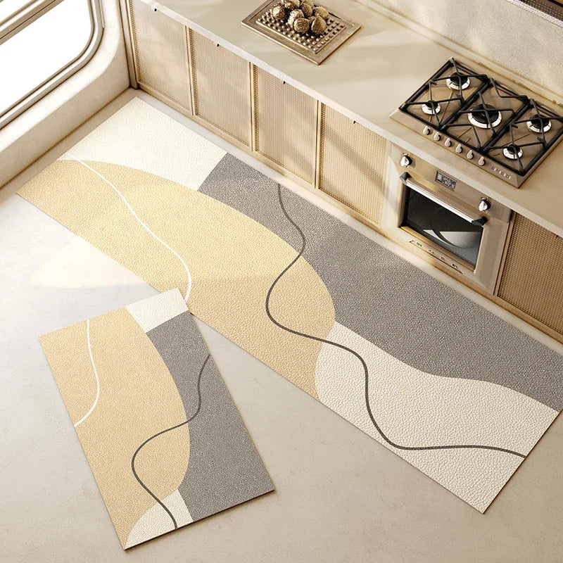 Un tapis gris et beige décore l'espace de cette cuisine moderne et élégante.