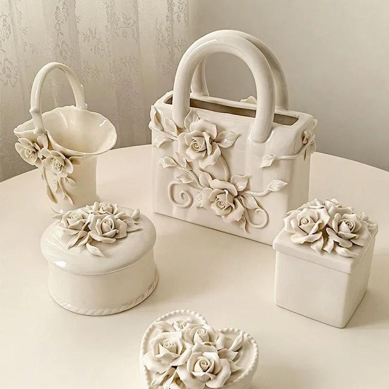vase decoratif blanc roses relief porcelaine classique tasse bol plat boite rond coeur carreeDecoration
