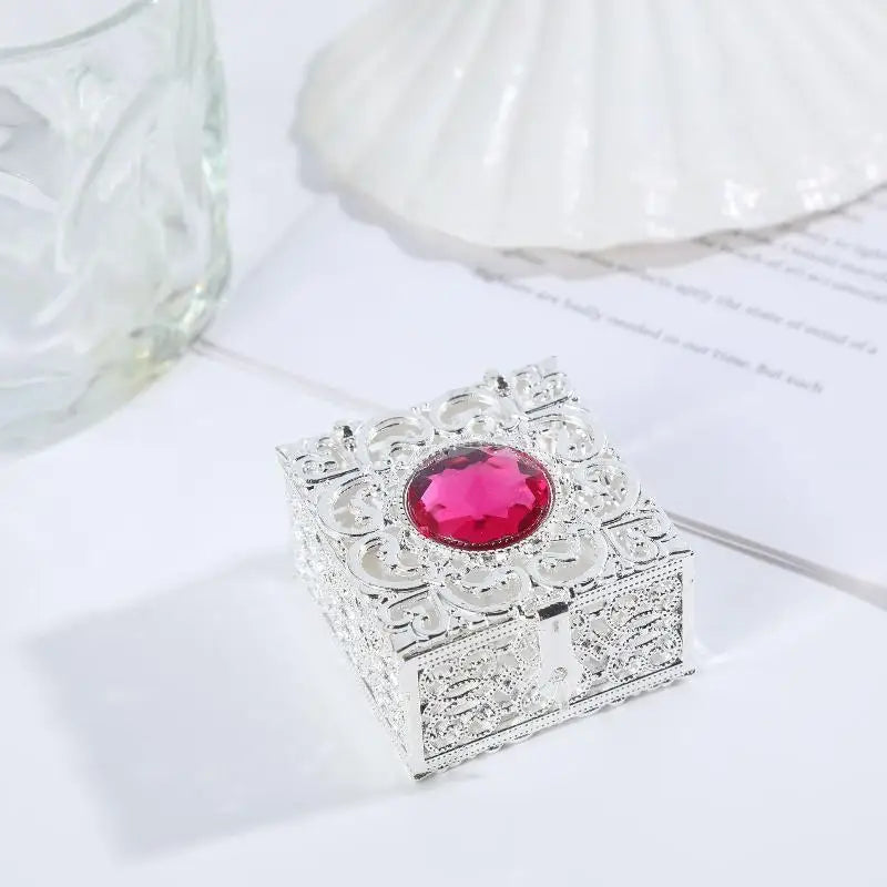 boîte bijoux or argent rouge élégante ajourée motifs floraux vintage cadenas raffiné