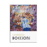 Cette image représente une œuvre de l'artiste italien Umberto Boccioni, montrant une scène urbaine animée dans un style expressionniste.