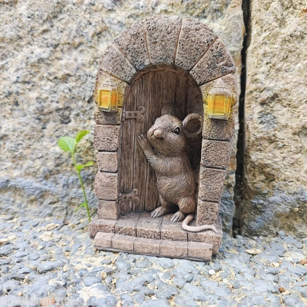 décoration extérieure artisanale porte souris sculptée lanternes dorées gris beige bleuclair