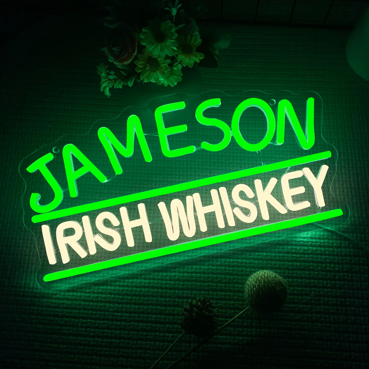 enseigne lumineuse néon logo jameson irish whiskey verte blanche intérieure décoration murale bar whisky
