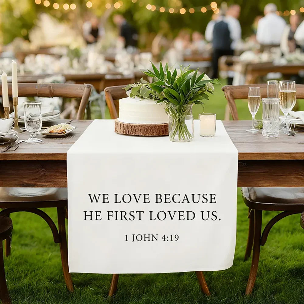 serviette table mariage monogramme feuilles texte personnalisé blanc classique élégant deco table nuptiale usage