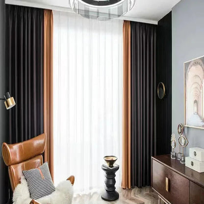 Rideau à ruflette jaune et café dans un salon moderne avec fauteuil en cuir, voilage blanc central et ambiance chaleureuse.