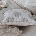 coussin motif feuilles stylisées beige clair moderne opacité 45x45cm franges fixation