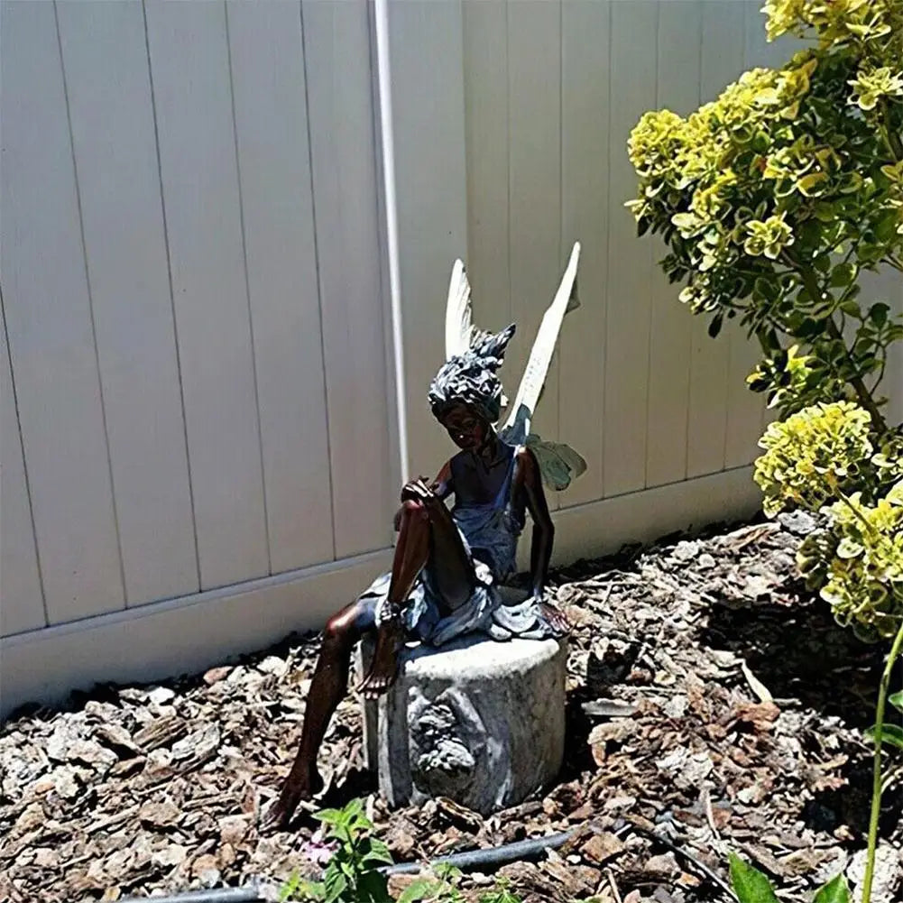 statuette fée assise bronze foncé gris clair vert pâle ailes ajourées fantaisiste jardinextérieur résistanteintempéries