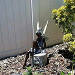 statuette fée assise bronze foncé gris clair vert pâle ailes ajourées fantaisiste jardinextérieur résistanteintempéries