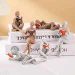 figurines decoratives modernes personnages lisant livres piles livres beige blanc orange minimaliste